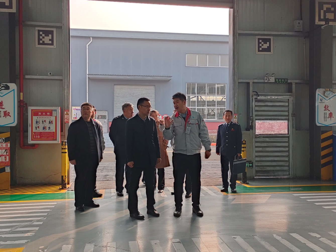 臨汾市稅務(wù)局黨委書記、局長(zhǎng)張鎖林一行蒞臨我司調(diào)研服務(wù)